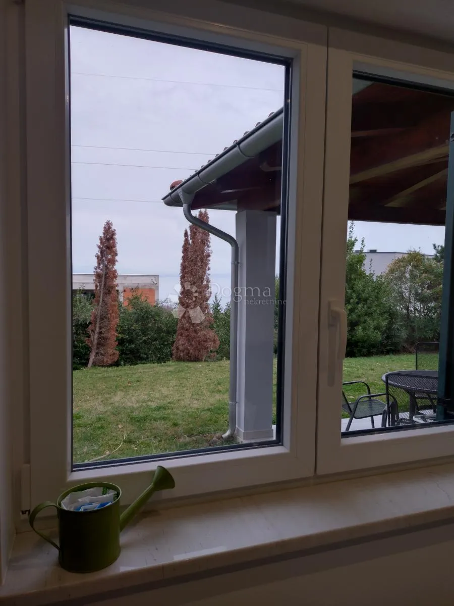 ika najam,stan s pogledom i terasom - slika 10