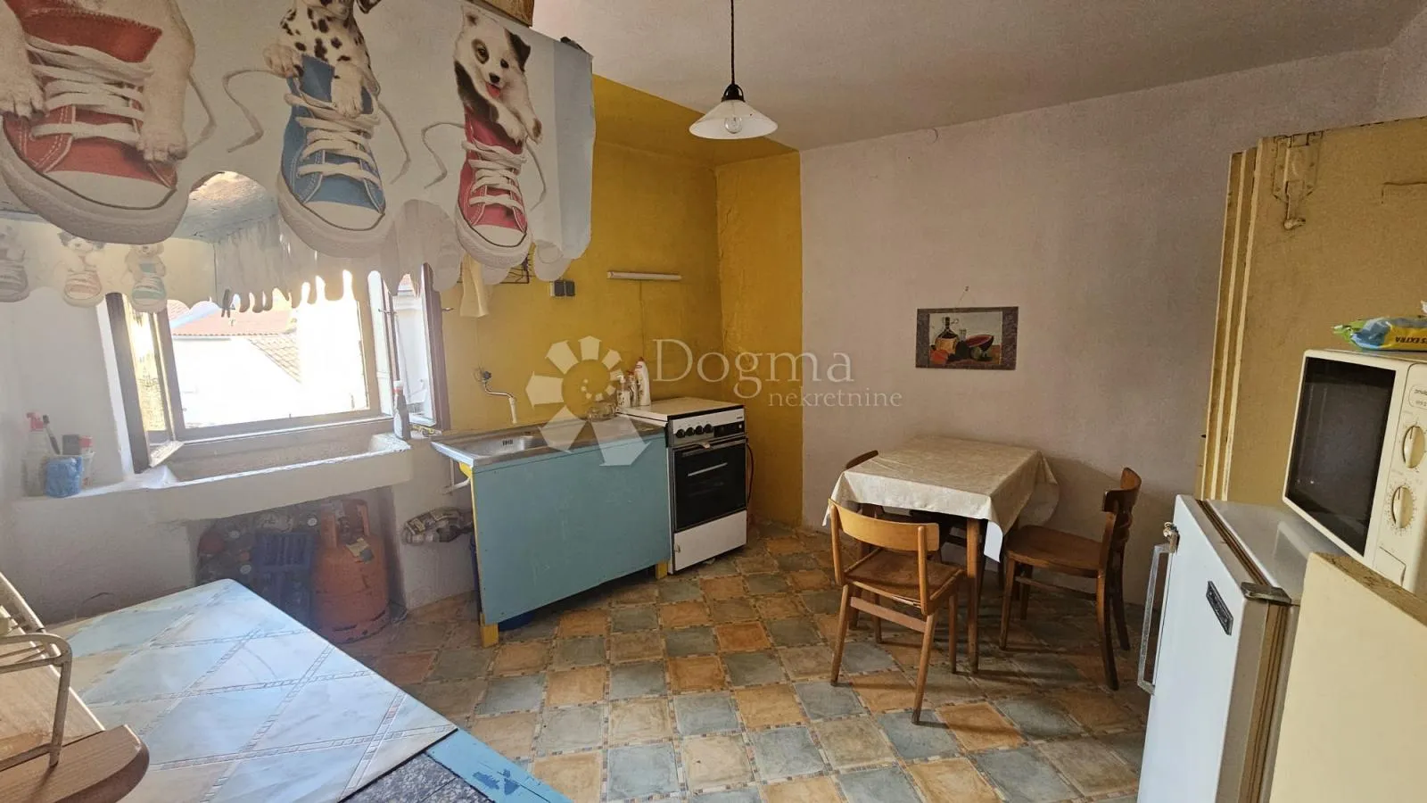 apartman u centru cresa, potrebna adaptacija! - slika 8