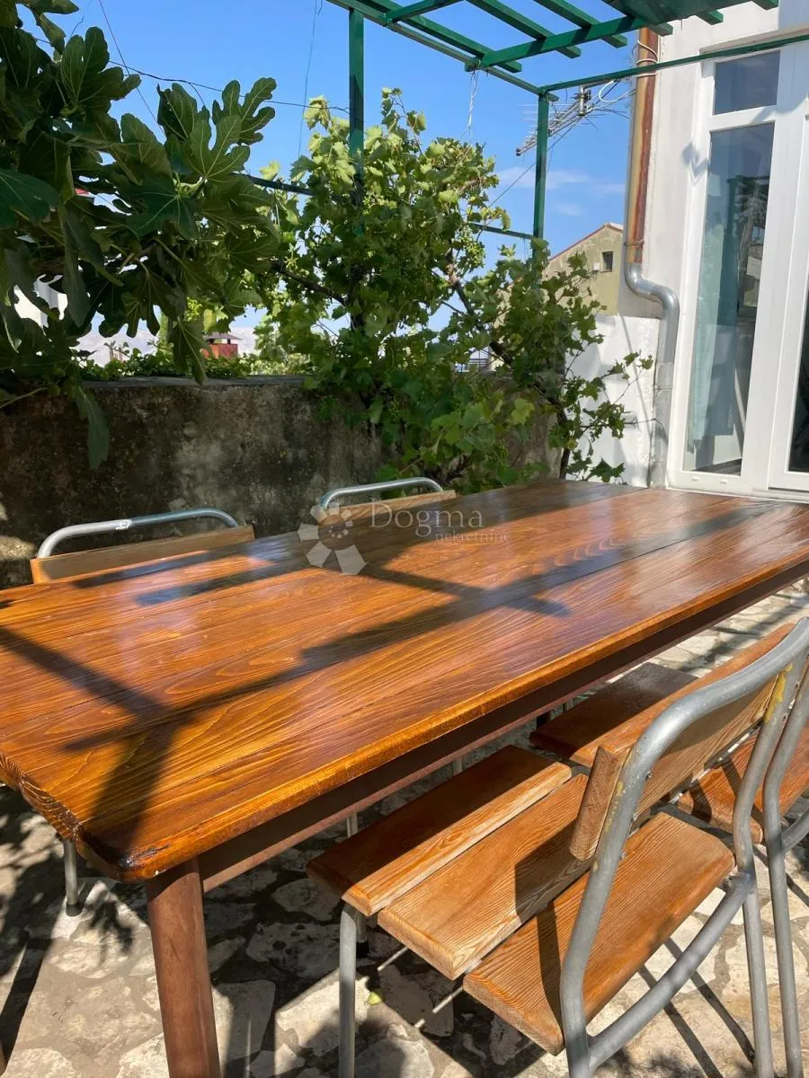 senj, kuća s dva stana i okućnicom. - slika 35