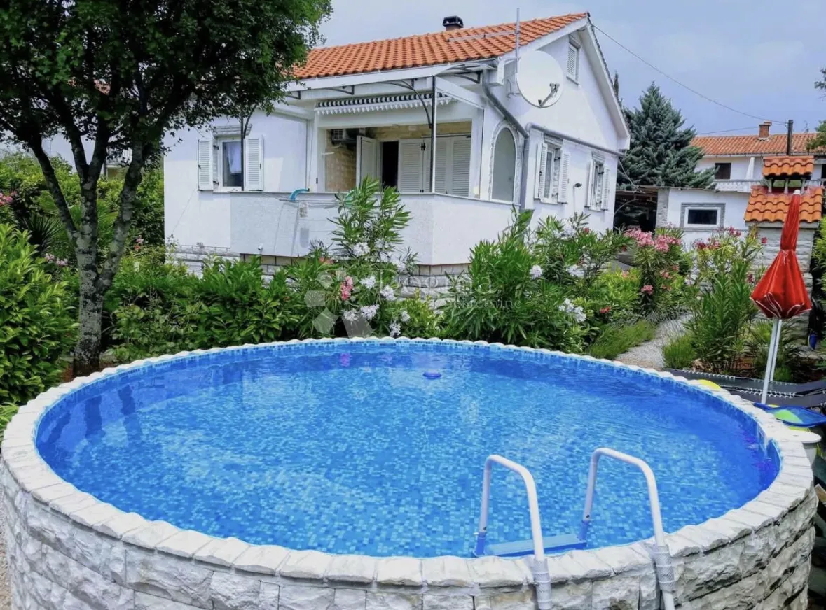 samostojeća kuća s bazenom - slika 1