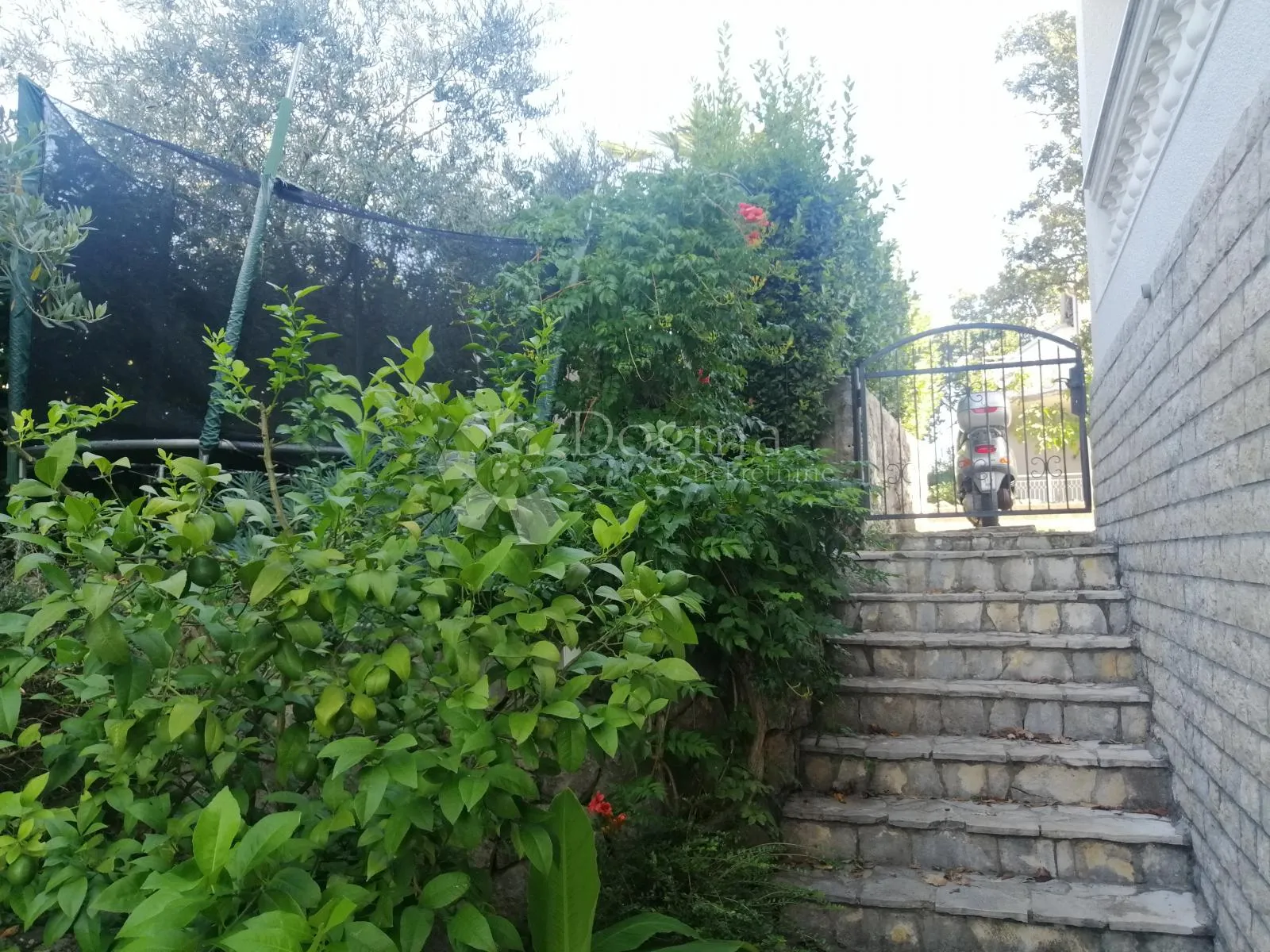 njivice - predivna prizemna etaža sa bazenom - slika 28