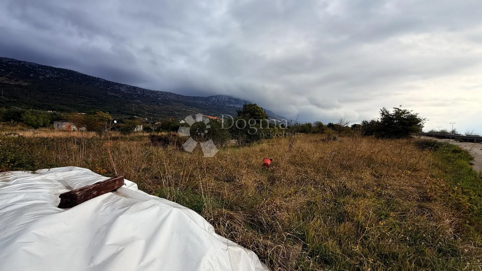 poljoprivredno zemljište 2200 m² u kaštel lukšiću – najam, 20 m od magistrale! - slika 2