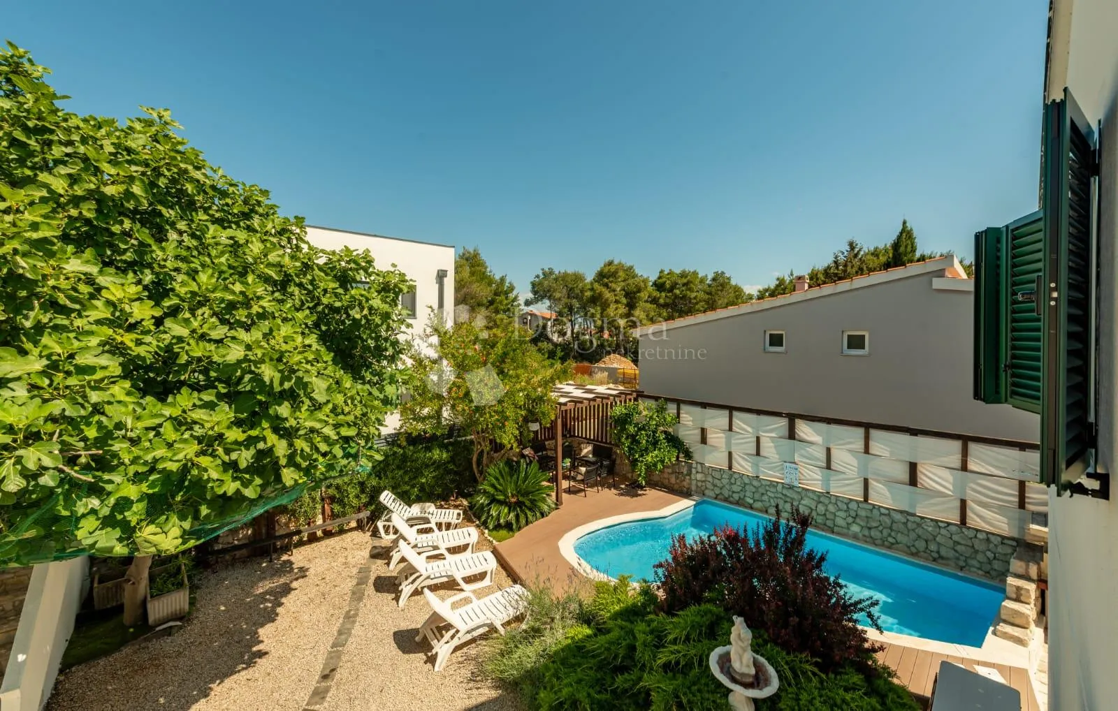 tri apartmana s bazenom - slika 46