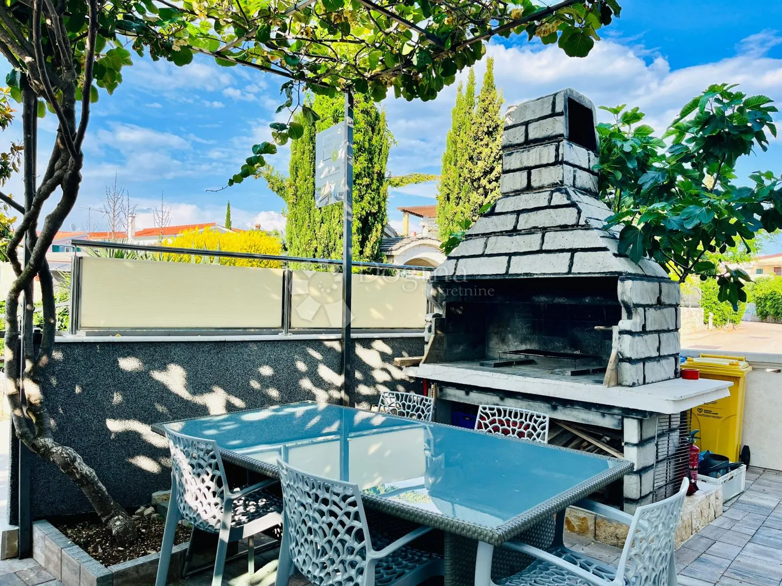 rogoznica- prilika! kuća s 5 apartmana 150m od plaže - slika 9