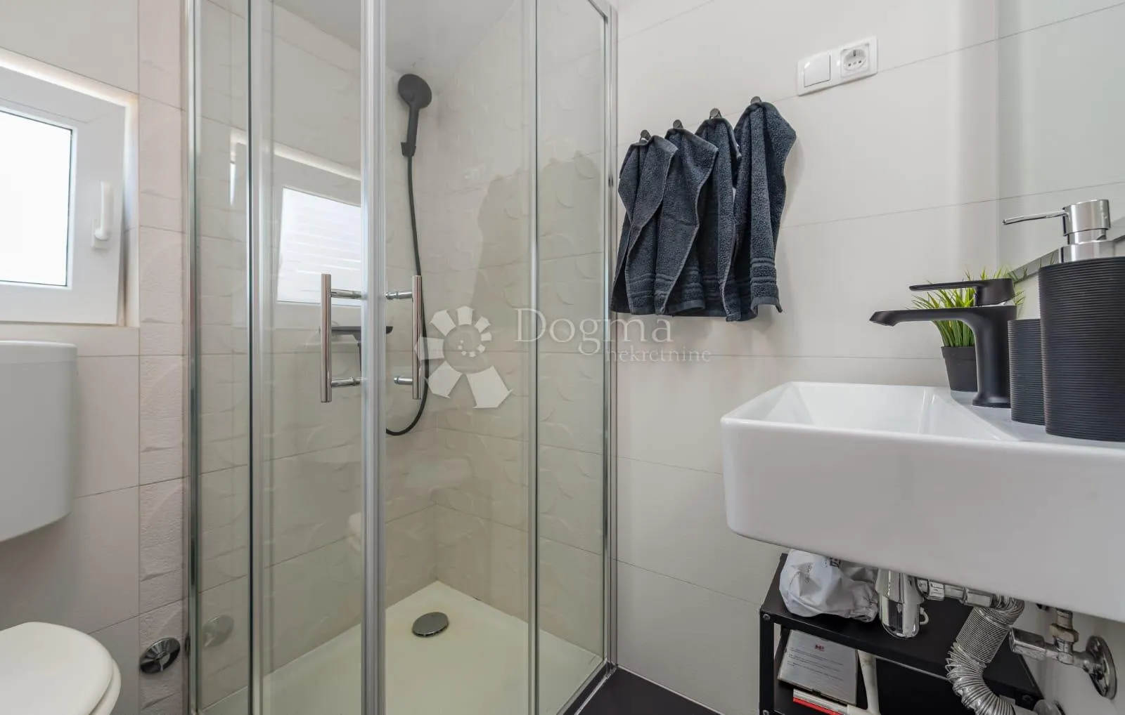 tri apartmana s bazenom - slika 61