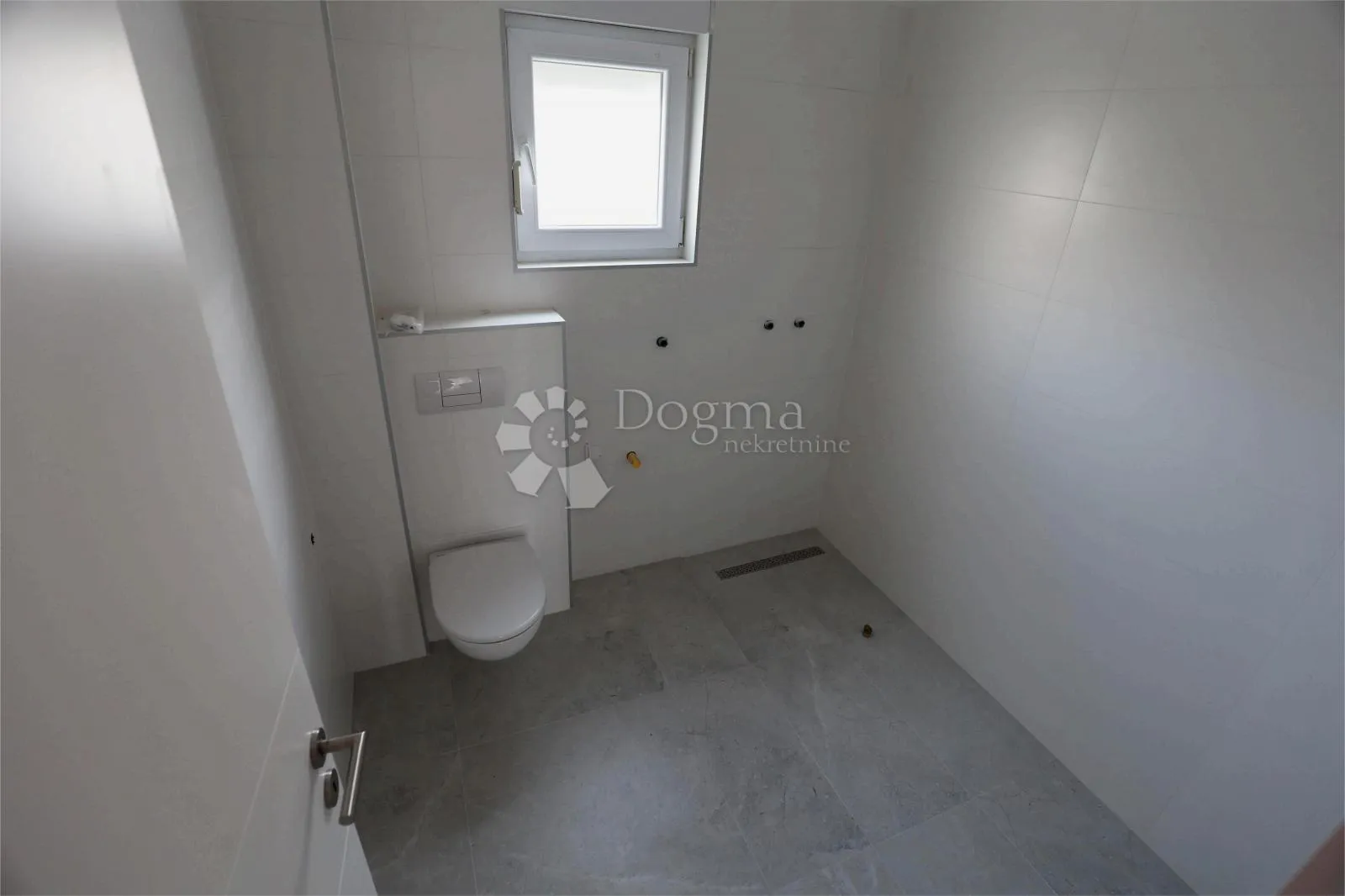 trosobni apartman u mirnom dijelu sukošana - slika 5