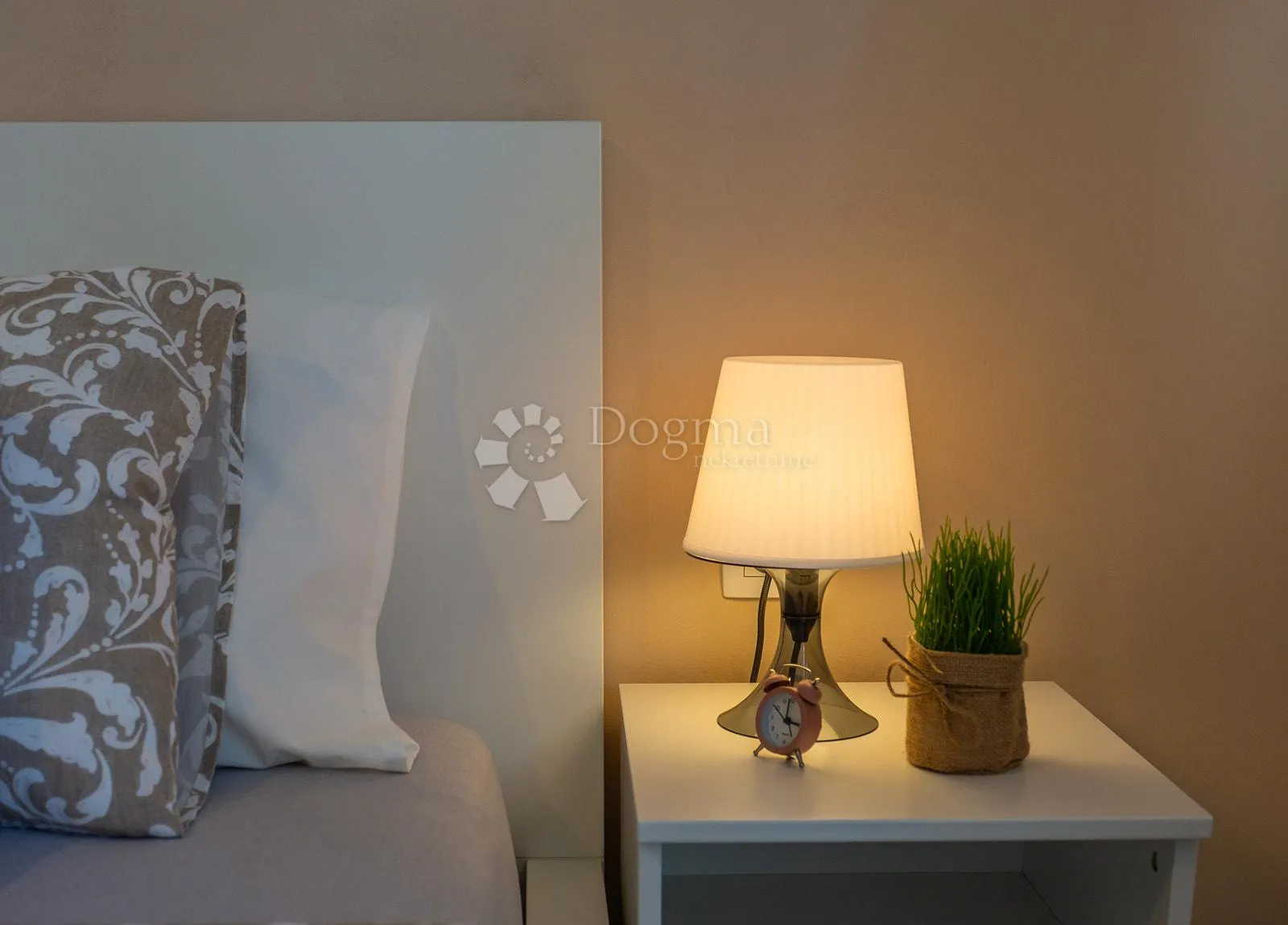 charming stone house with a pool - slika 32