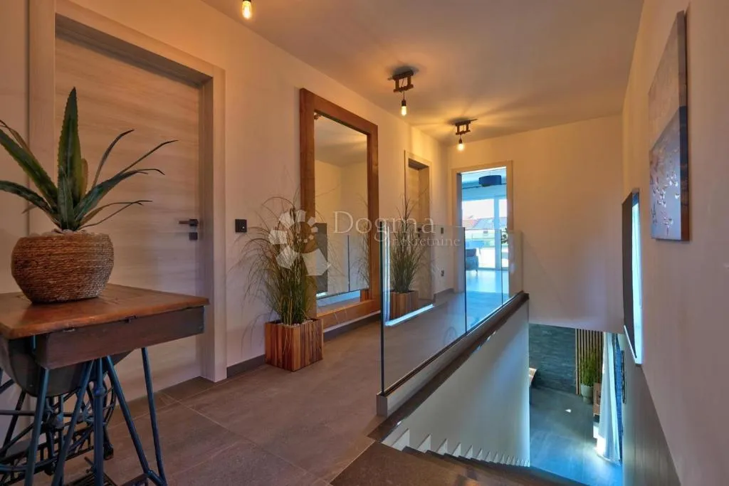nova villa s bazenom, saunom i jacuzzijem - slika 23