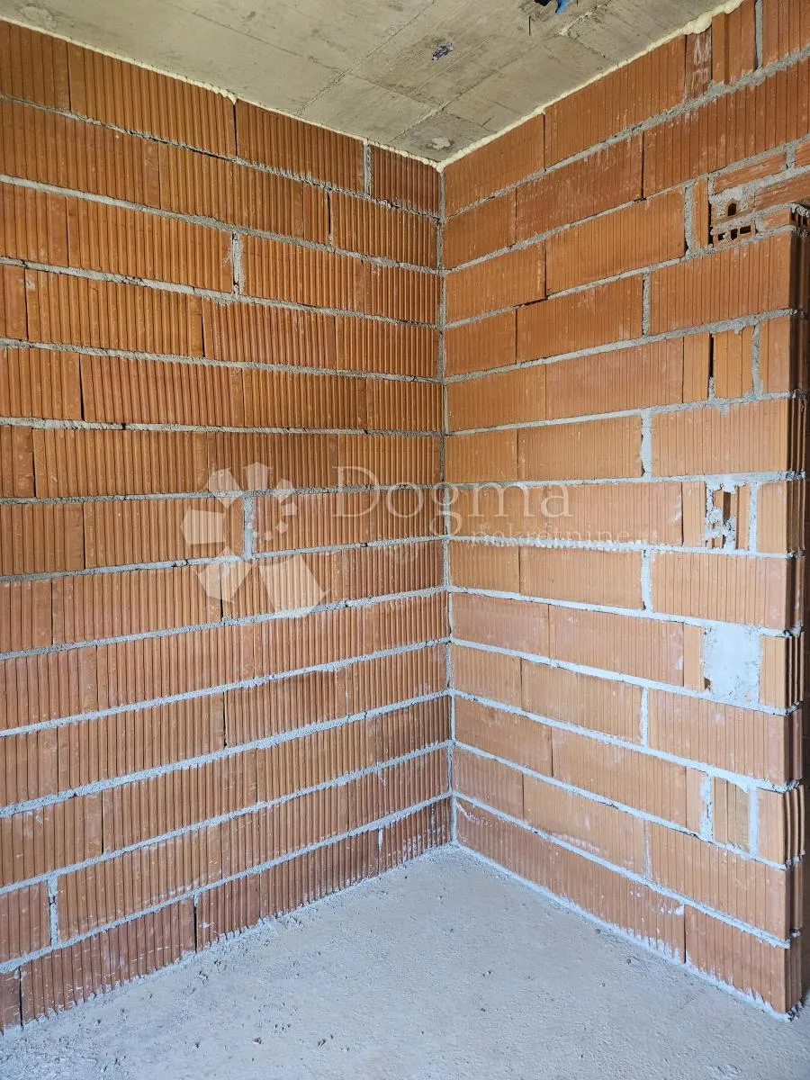 dvoetažni stan u novogradnji - slika 17