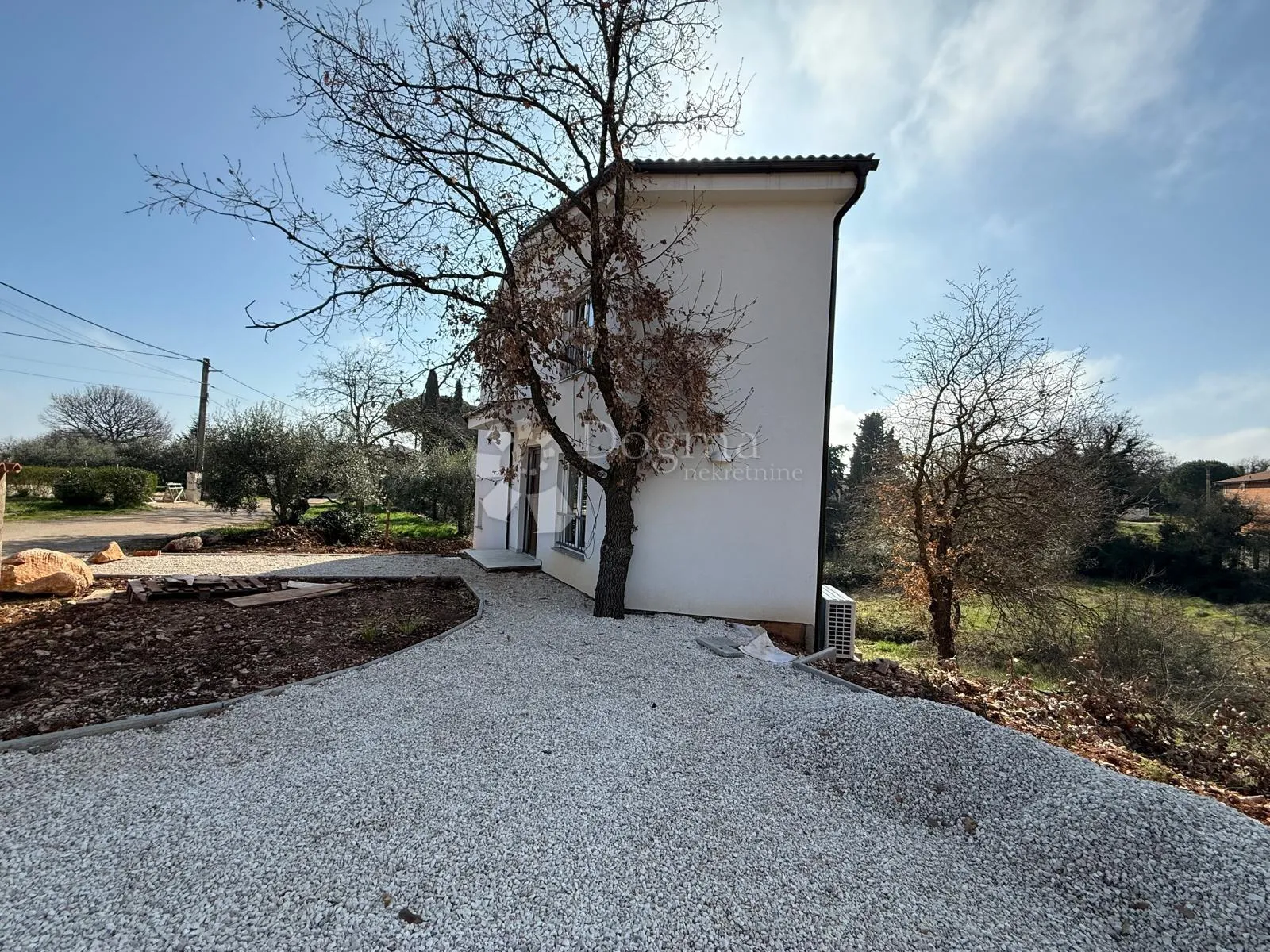 vila s bazenom okružena zelenilom - čeka na vas! - slika 22