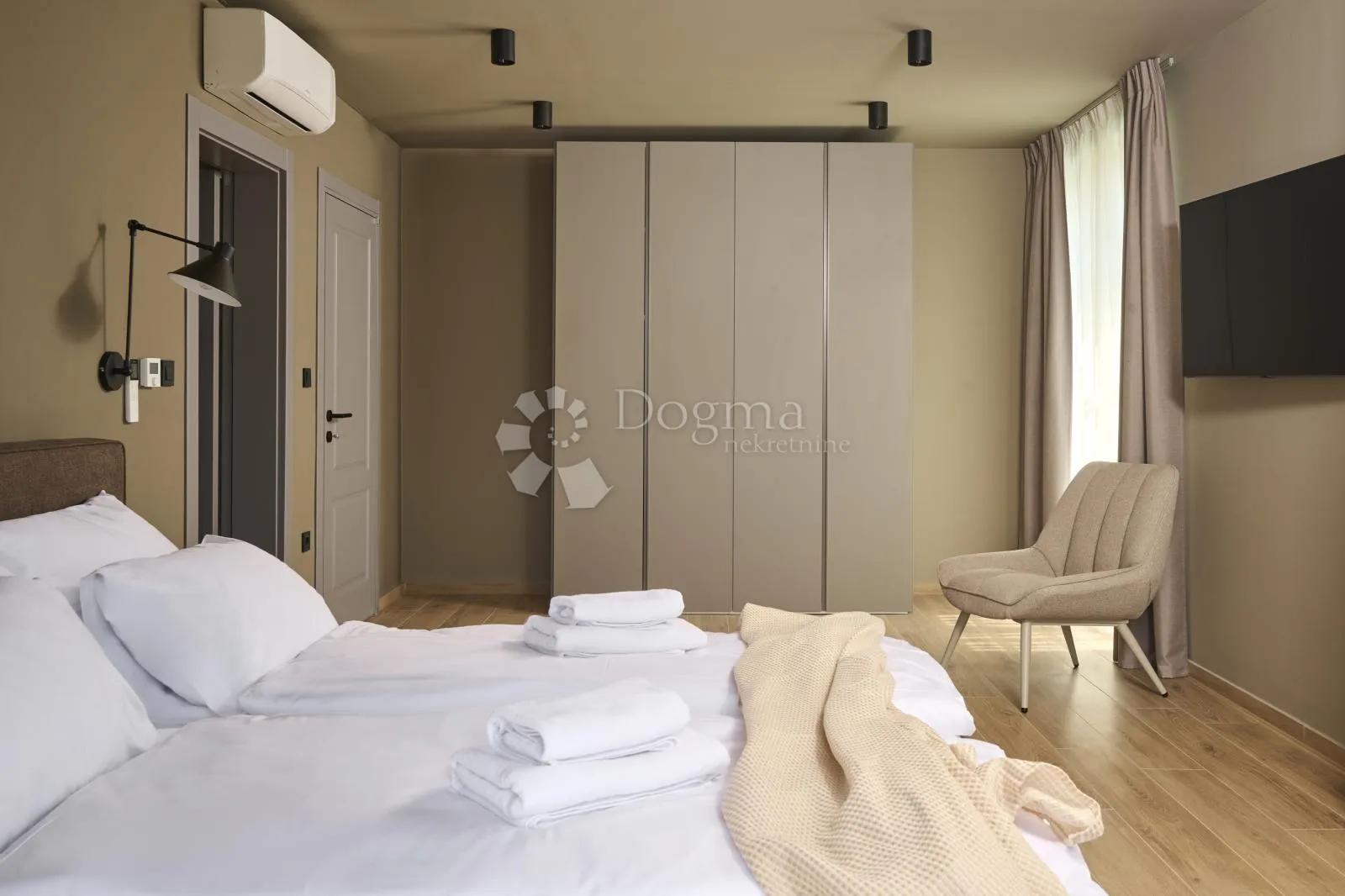 poreč, luksuzna vila s bazenom, 5 spavaćih soba, pogled more - slika 21
