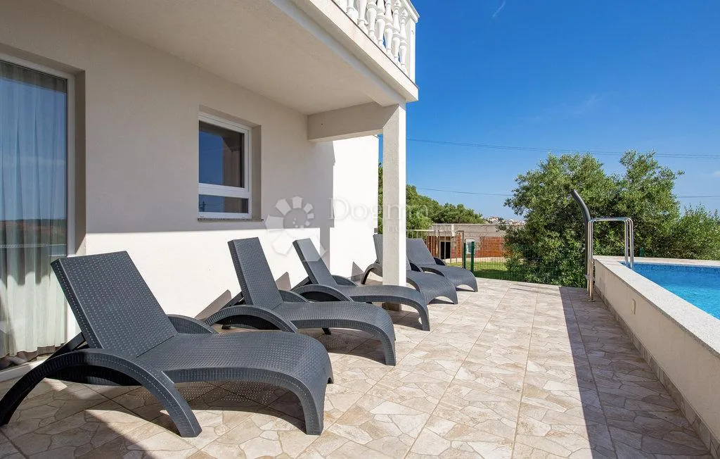 banjol-dvojna mediteranska vila s pogledom na more i bazenima - slika 16