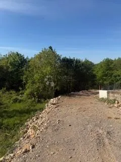 zemljište okruženo zelenilom - slika 4