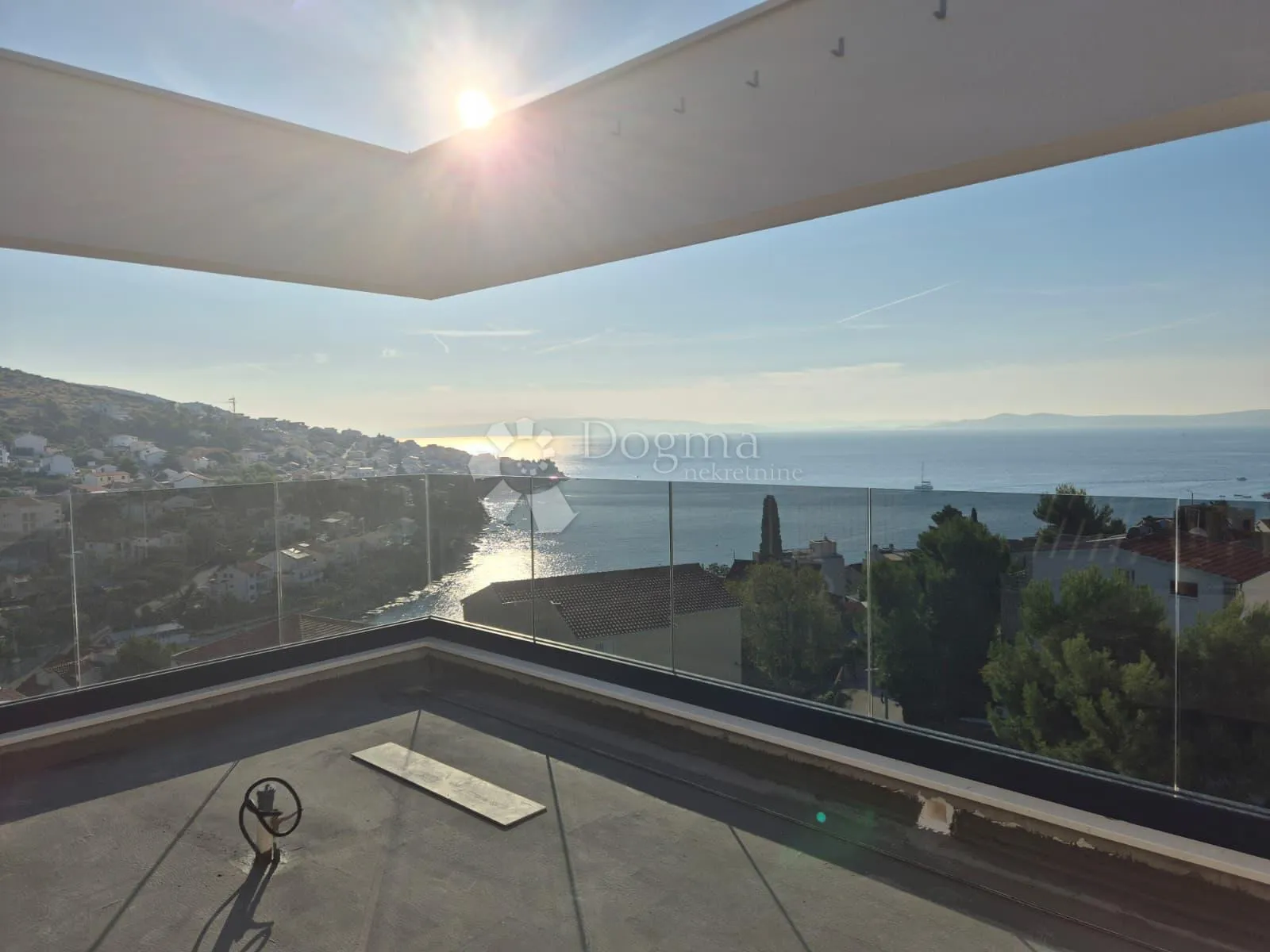 novogradnja – luksuzni penthouse (s17) s jacuzzijem i panoramskim pogledom na more – okrug gornji - slika 1