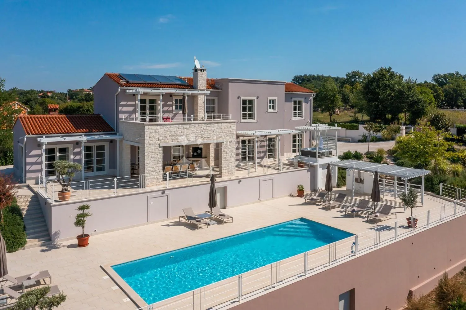 otmjena villa sa bazenom na lijepoj lokaciji - slika 1