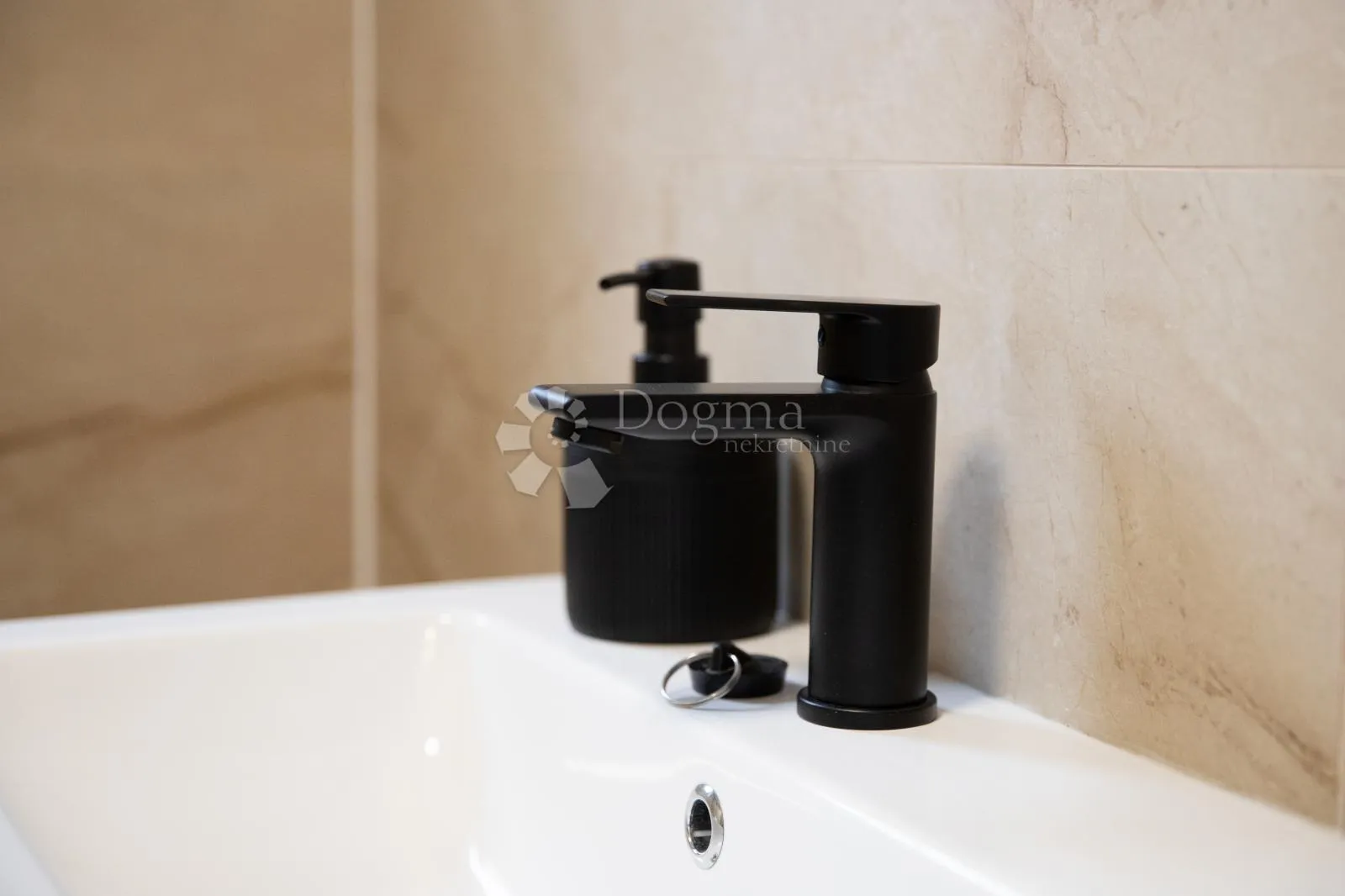elegantno obnovljena kuća s pogledom – daruvar - slika 23