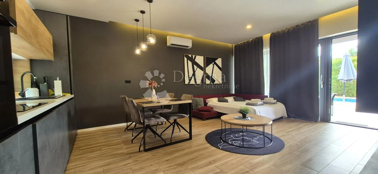 kuća sa bazenom i jacuzijem okružena zelenilom - slika 10