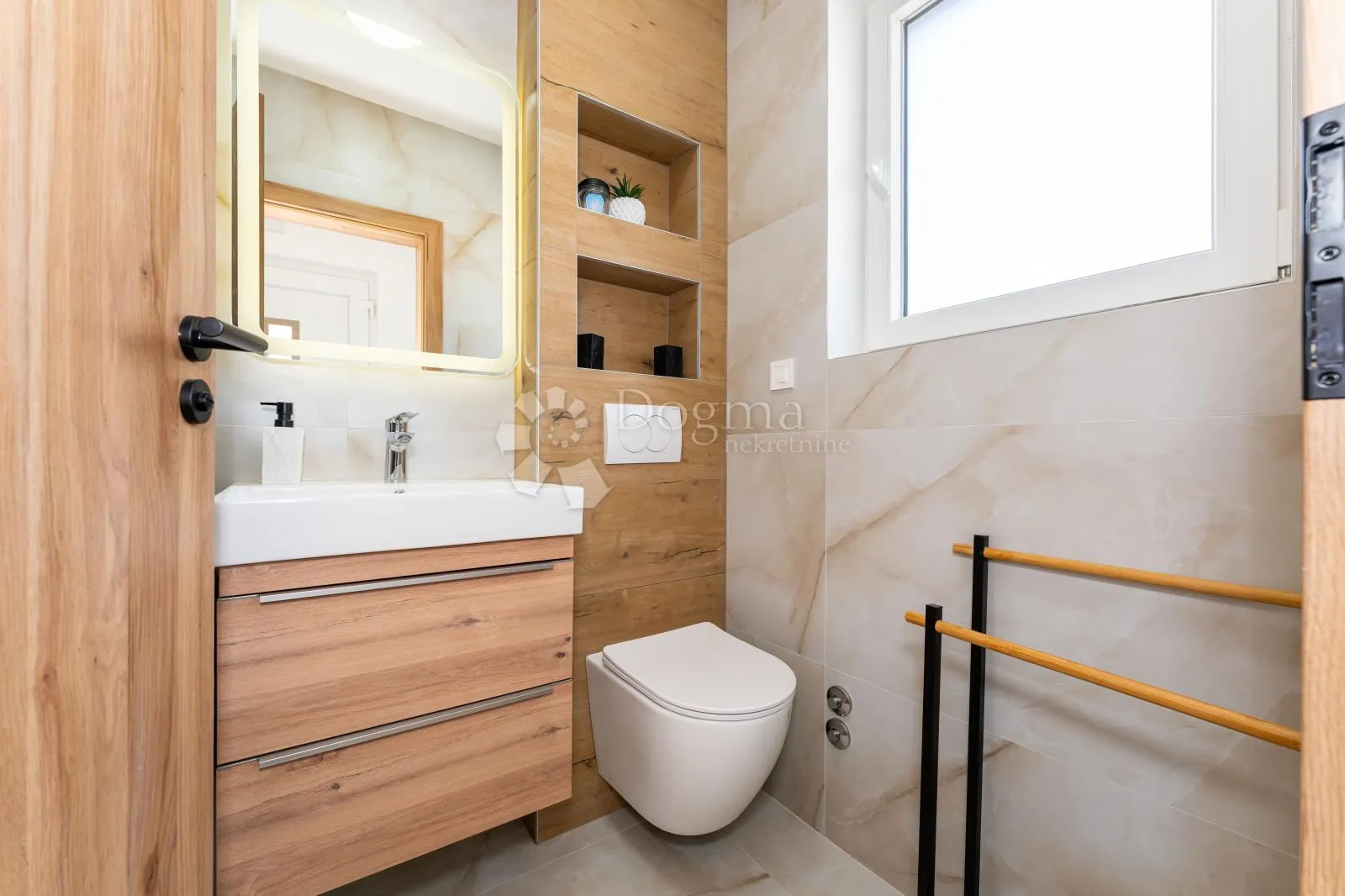 moderna vila s bazenom u žeravi - slika 21