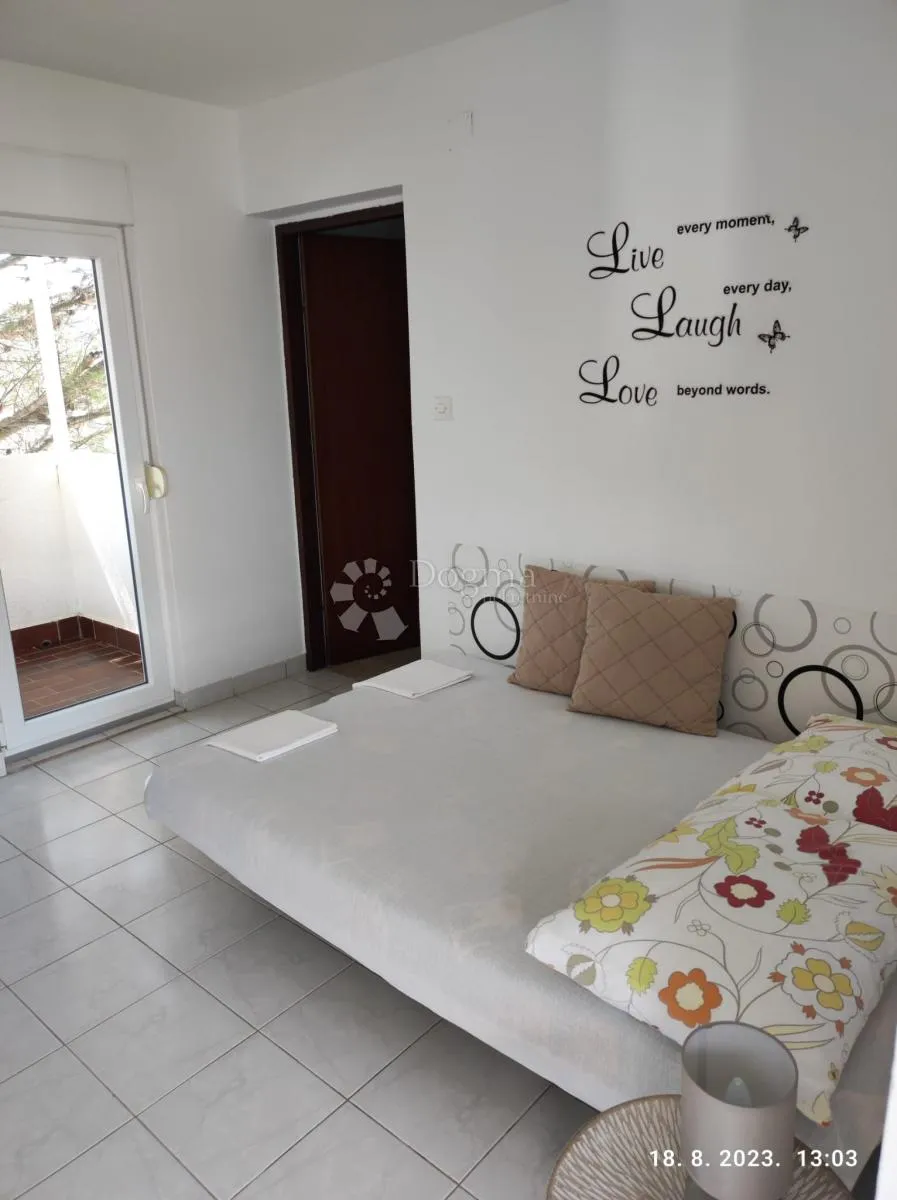 objekt sa tri zasebna apartmana, tražena lokacija kraj mora - slika 4