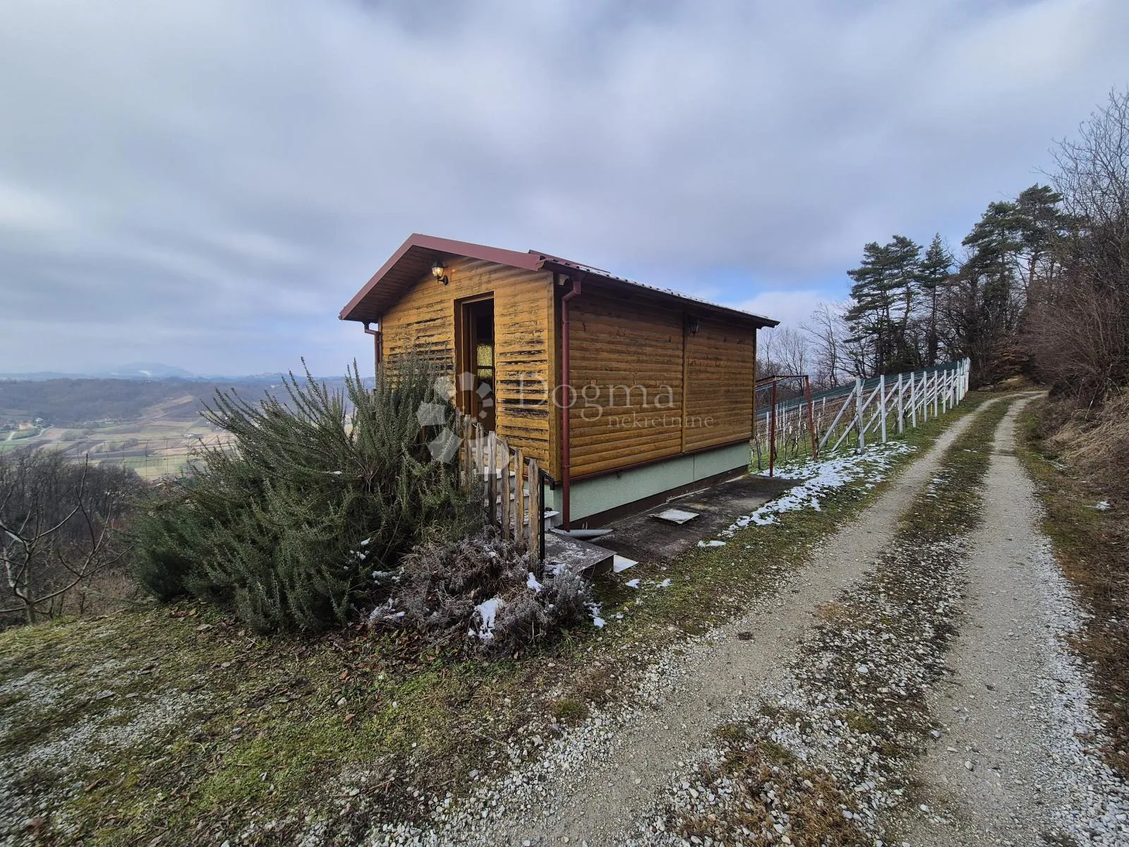Šarmantna vikendica sa voćnjakom i vinogradom na brijegu okruženom dvorcima - Jurjevec, Krapinske Toplice