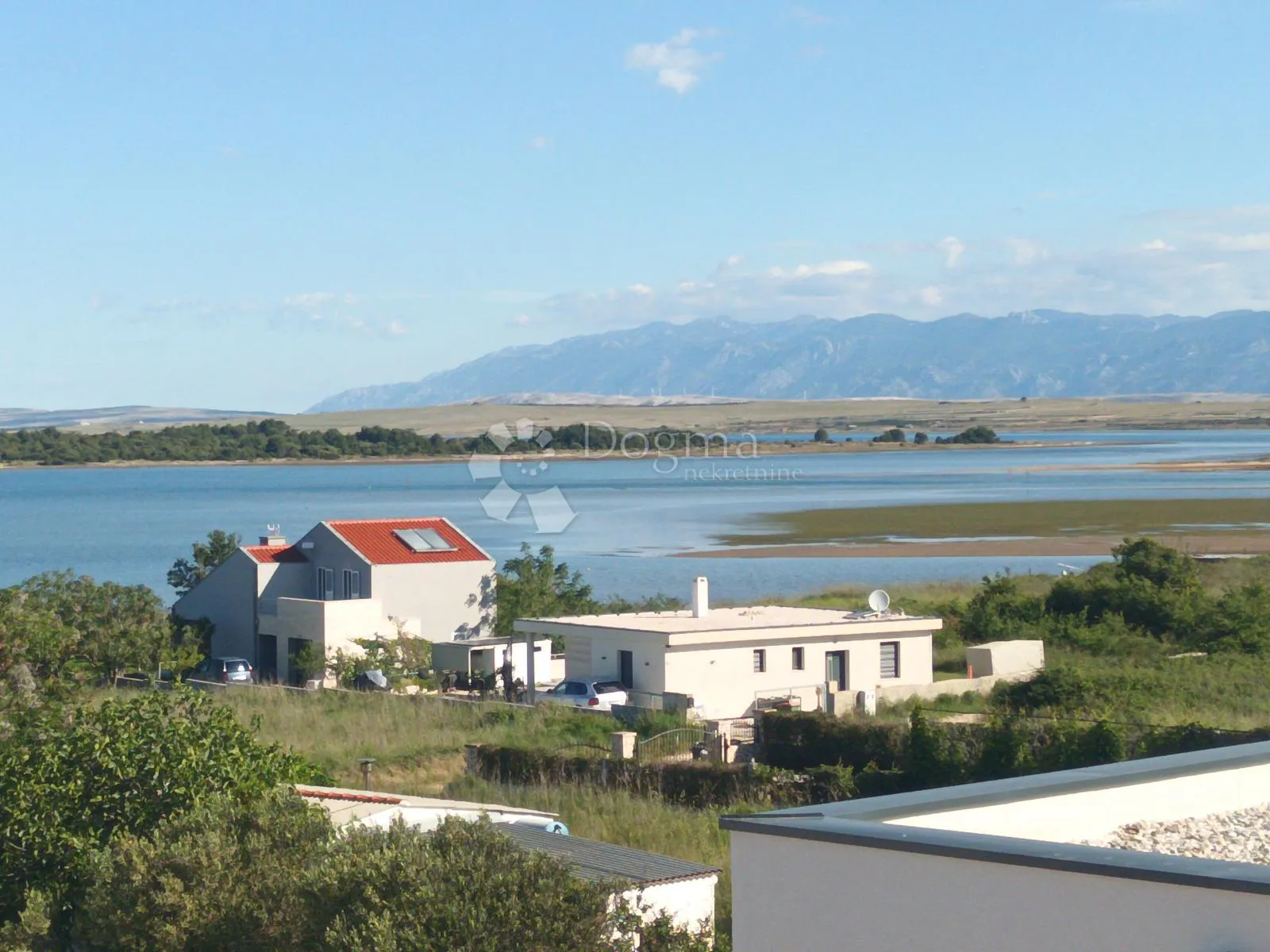 moderan dvoetažni apartman s bazenom - slika 3