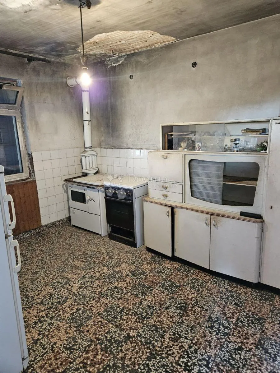 samostojeća stara kuća za renovaciju s pogledom na more! vadalj - slika 4