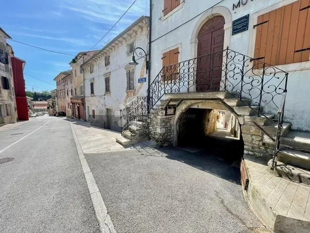 kuća, s restoranom u prizemlju, u centru buja - slika 43