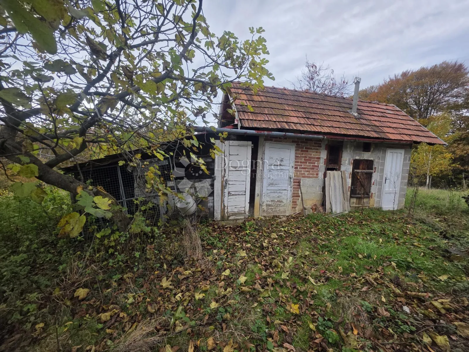 vikendica s velikom okućnicom i šumom – mir i priroda na jednom mjestu - slika 12