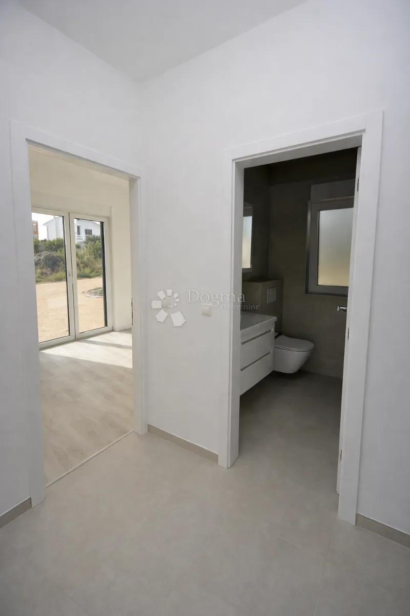 vodice, trosoban stan u novogradnji s bazenom i vrtom - slika 12