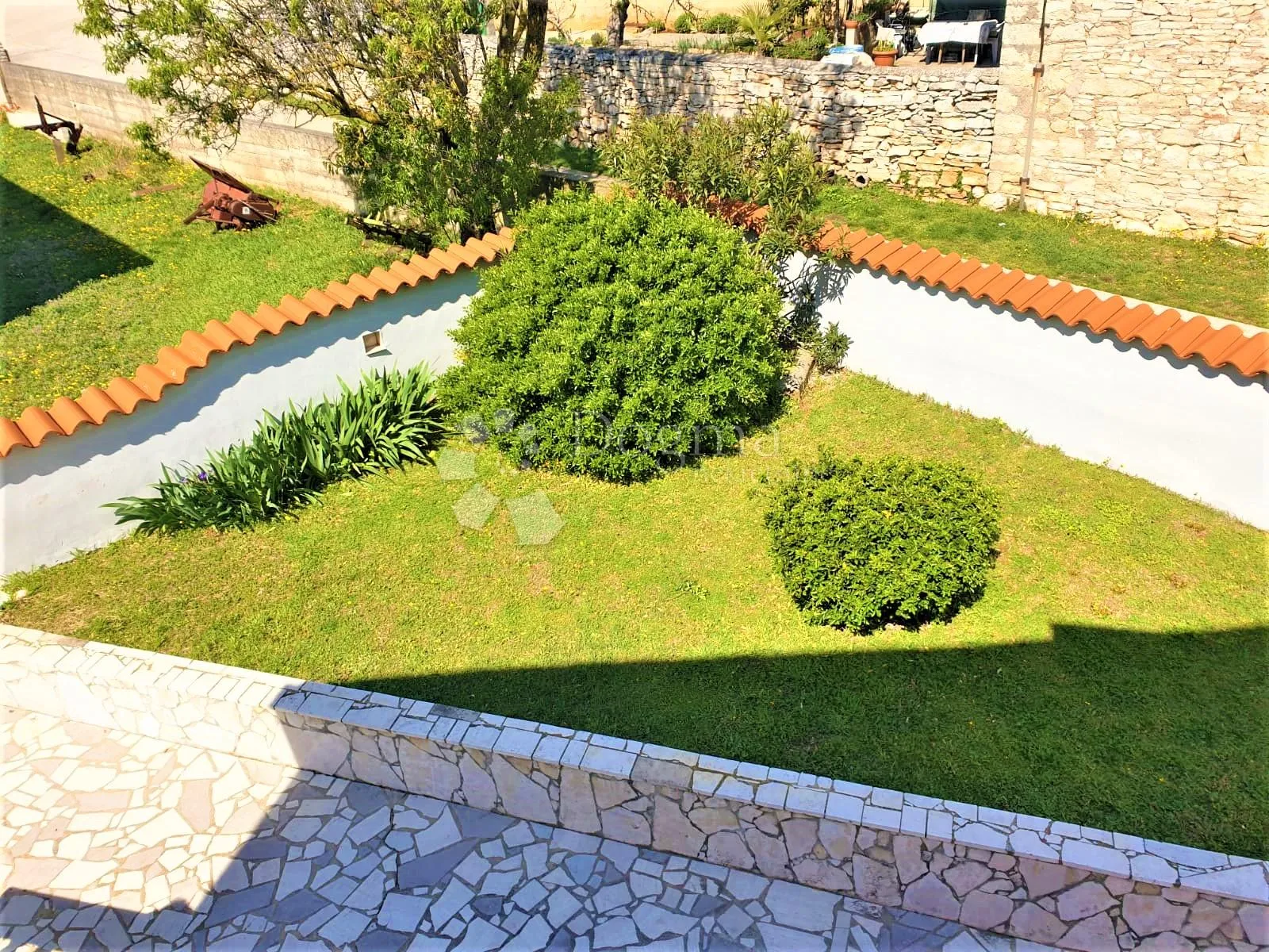 kuća sa tri stambene jedinica sa pogledom na more - slika 29