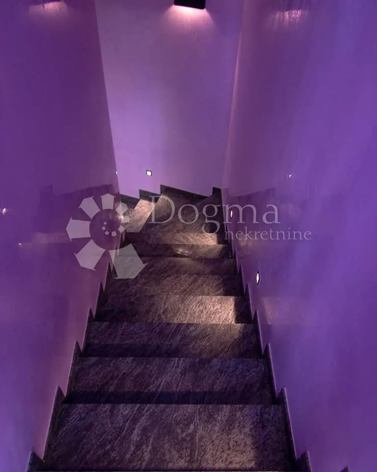 moderna villa na otoku krku s bazenom - slika 30
