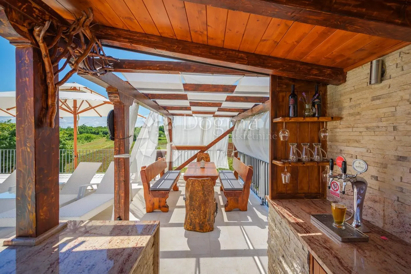 villa na rubu sela nedaleko mora - slika 23