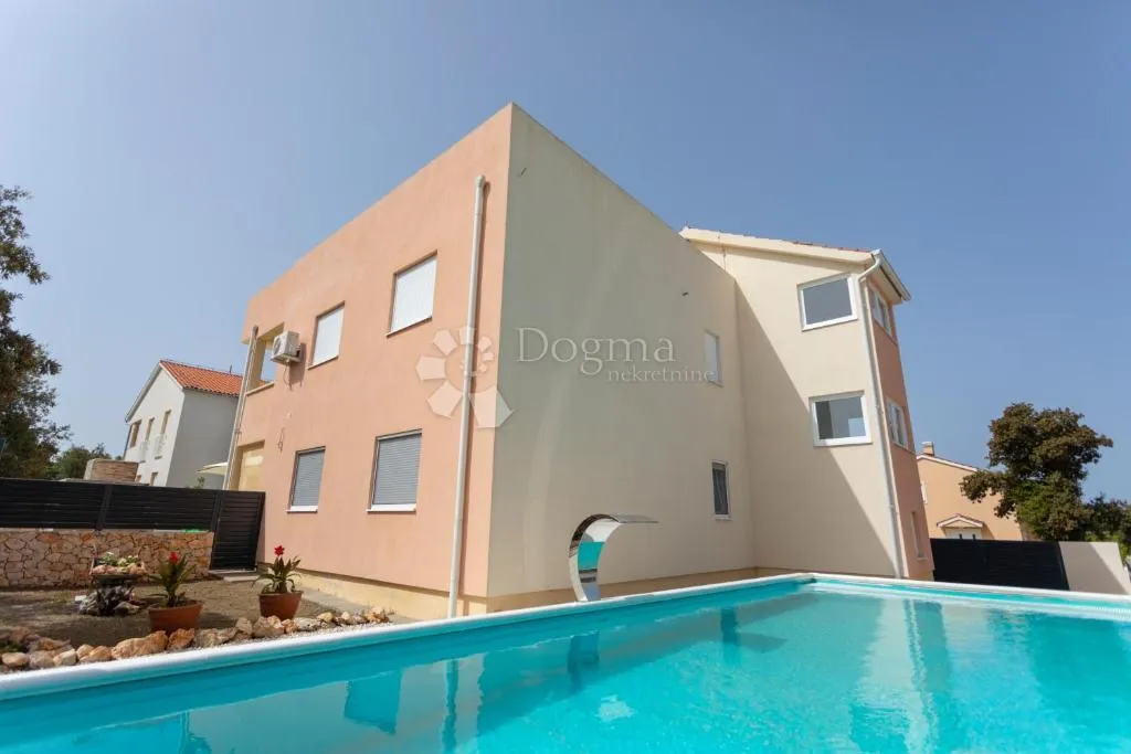 apartman sa bazenom u zatonu - slika 2