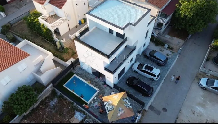luksuzna vila s bazenom 80m od mora-prezida - slika 5