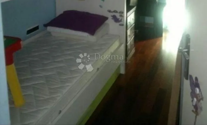 stan sa garažom na 1.katu kuće, brda - slika 5