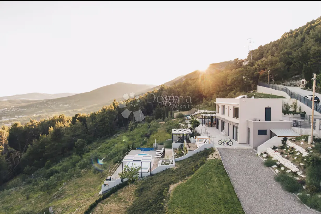 luksuzna vila s panoramskim pogledom i potpunom privatnošću u kaštelima - slika 4