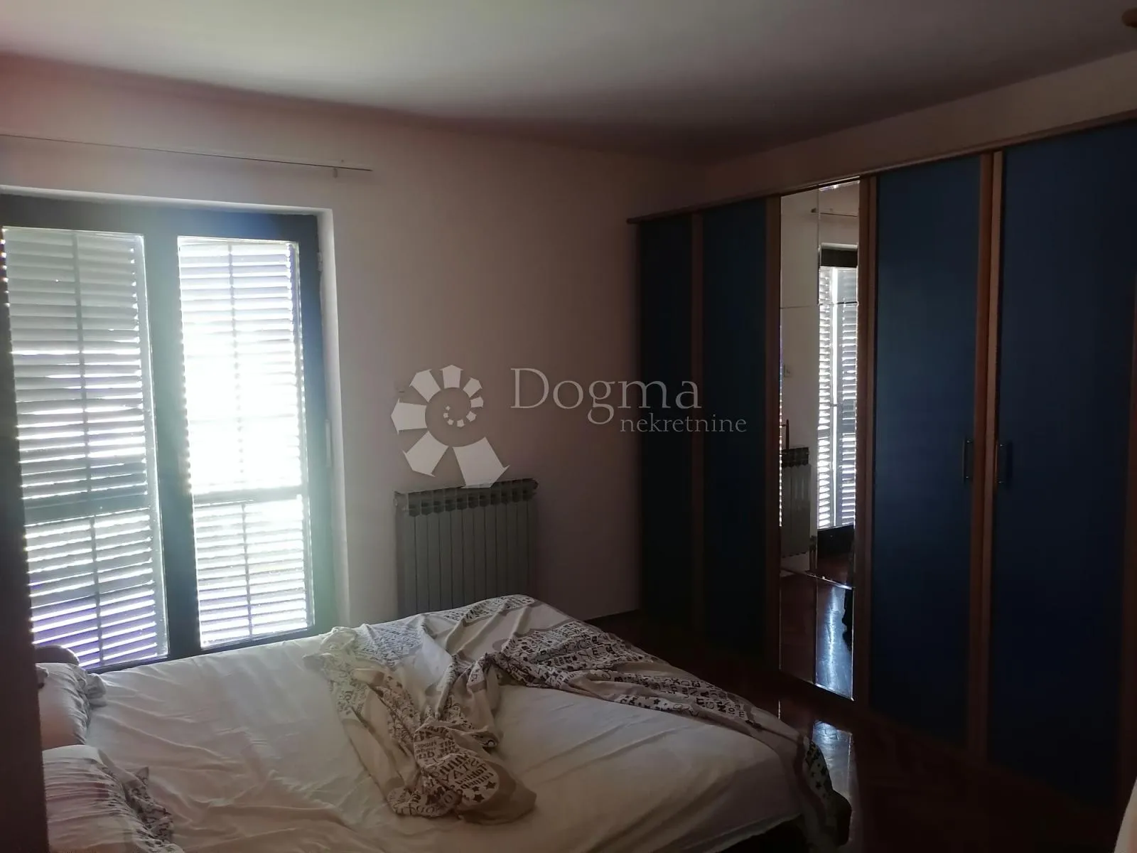 kuća na drenovi s dva trosobna stana i velikom okućnicom - slika 25