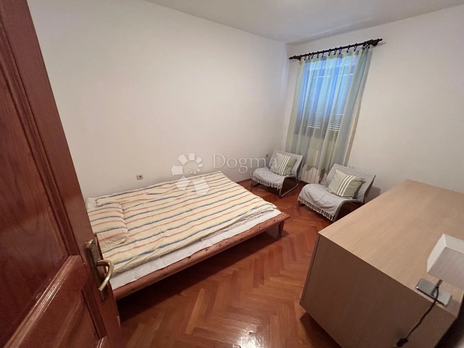 ugodan apartman- novija zgrada, blizina mora ! - slika 7