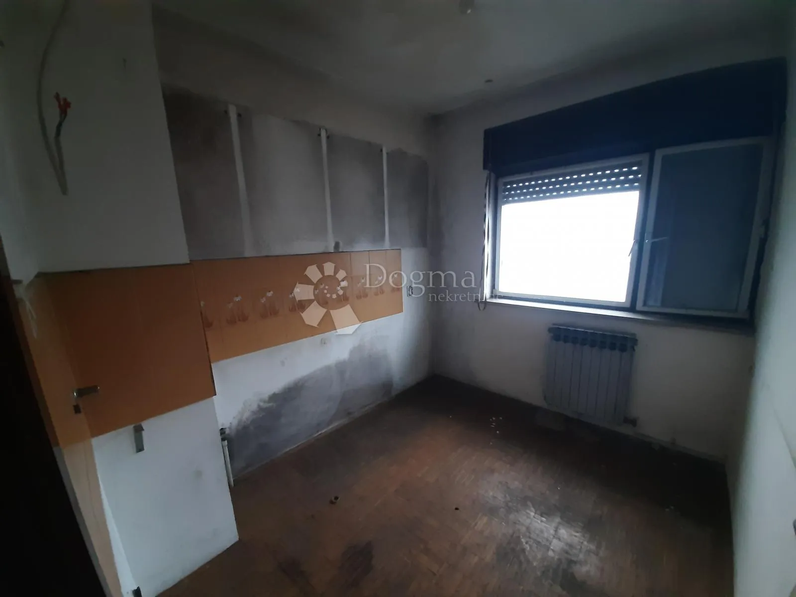 višenamjenska kuća s posl. prostorom- 250m2 + veliki parking - slika 19