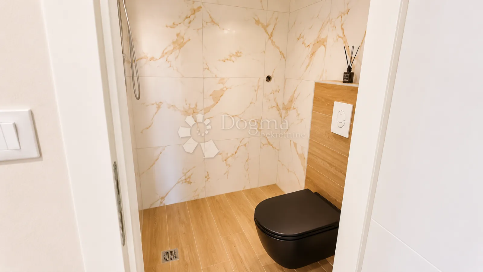 dvoetažni penthouse s panoramskim pogledom na more – baška voda - slika 21