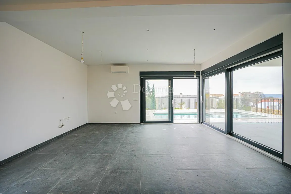 ekskluzivna villa s bazenom - slika 8