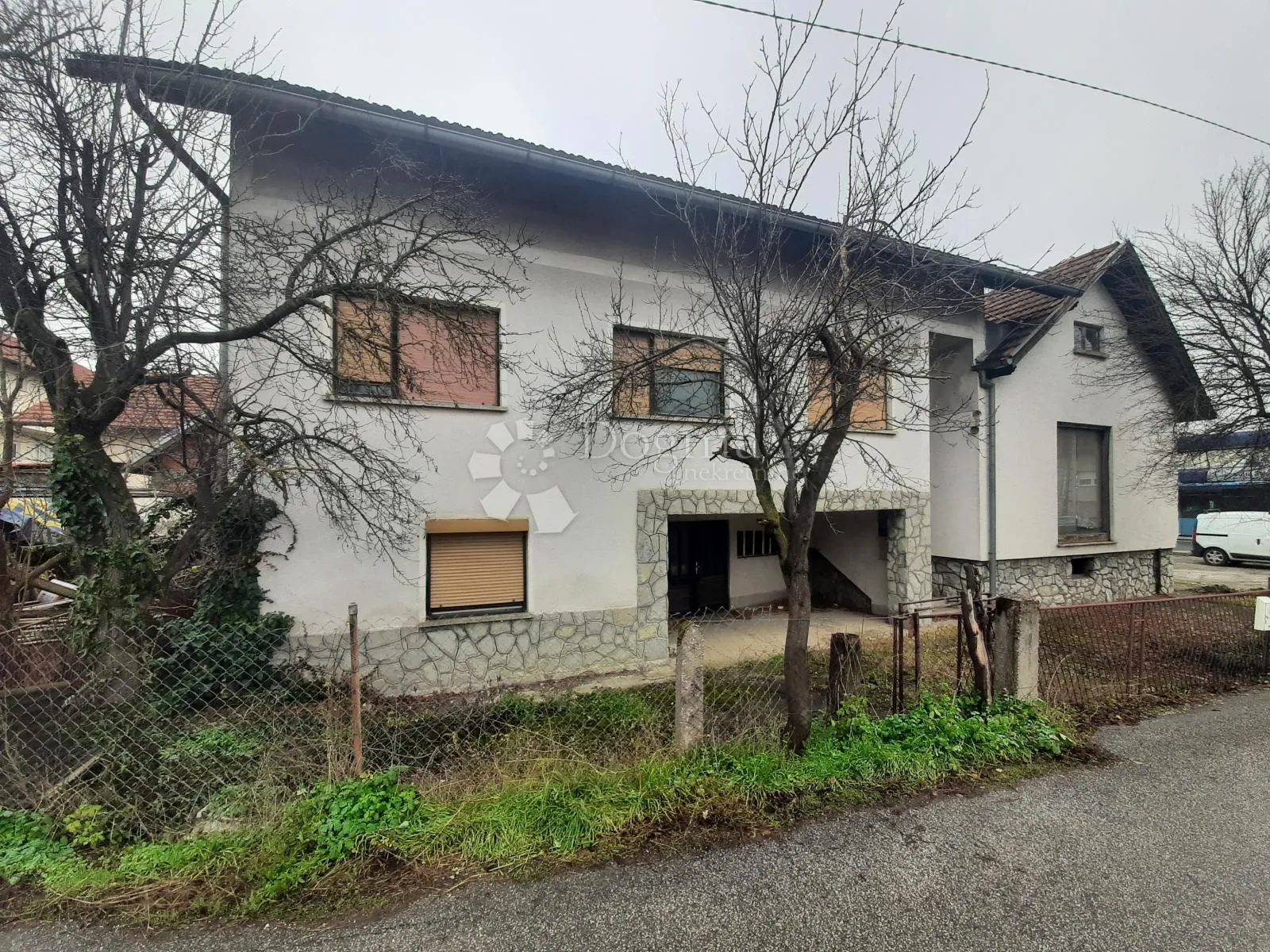 višenamjenska kuća s posl. prostorom- 250m2 + veliki parking - slika 28