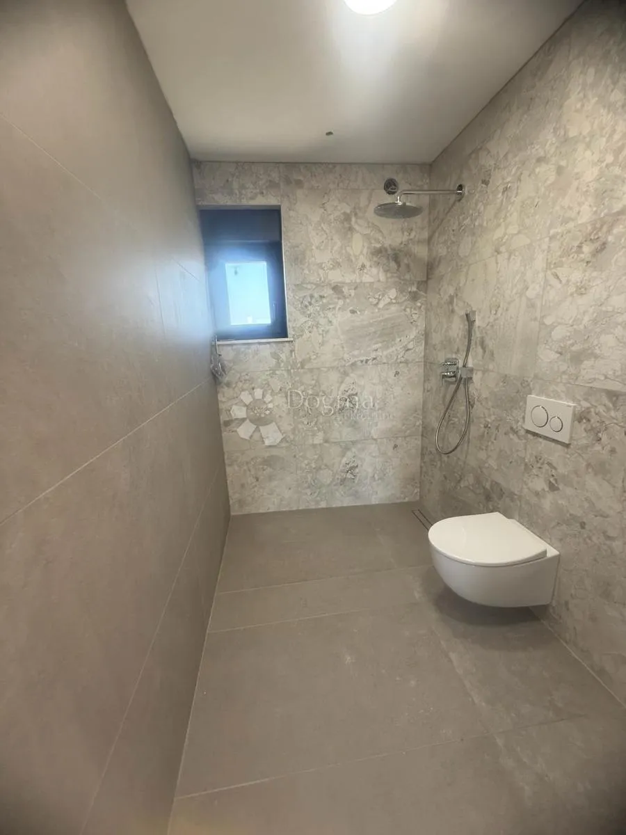 ekskluzivni penthouse uz more, terasa 120 m² - slika 5