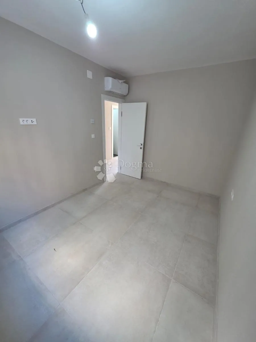 rogoznica- prizemlje u novogradnji 70m od mora - slika 16