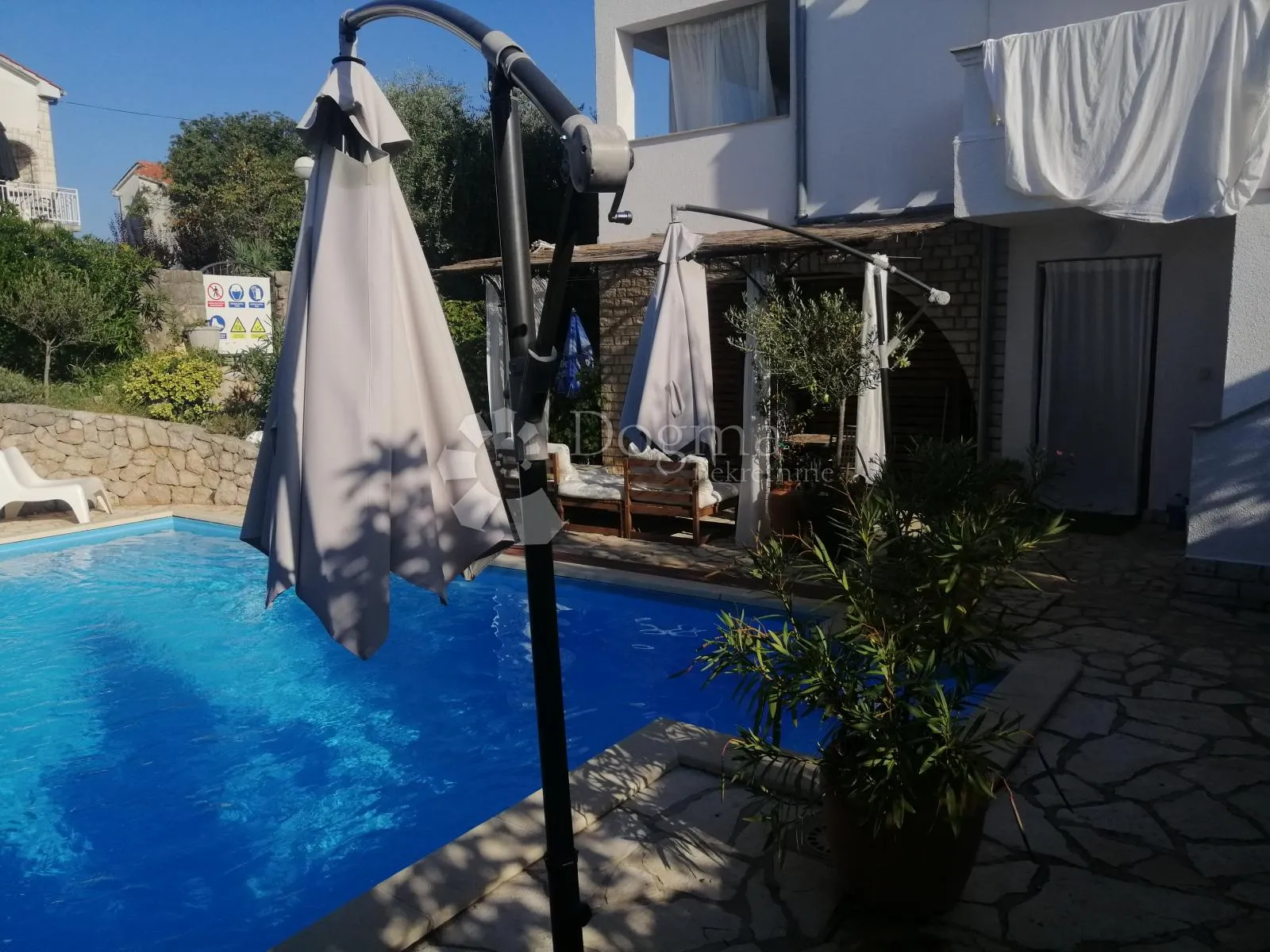 njivice - predivna prizemna etaža sa bazenom - slika 26