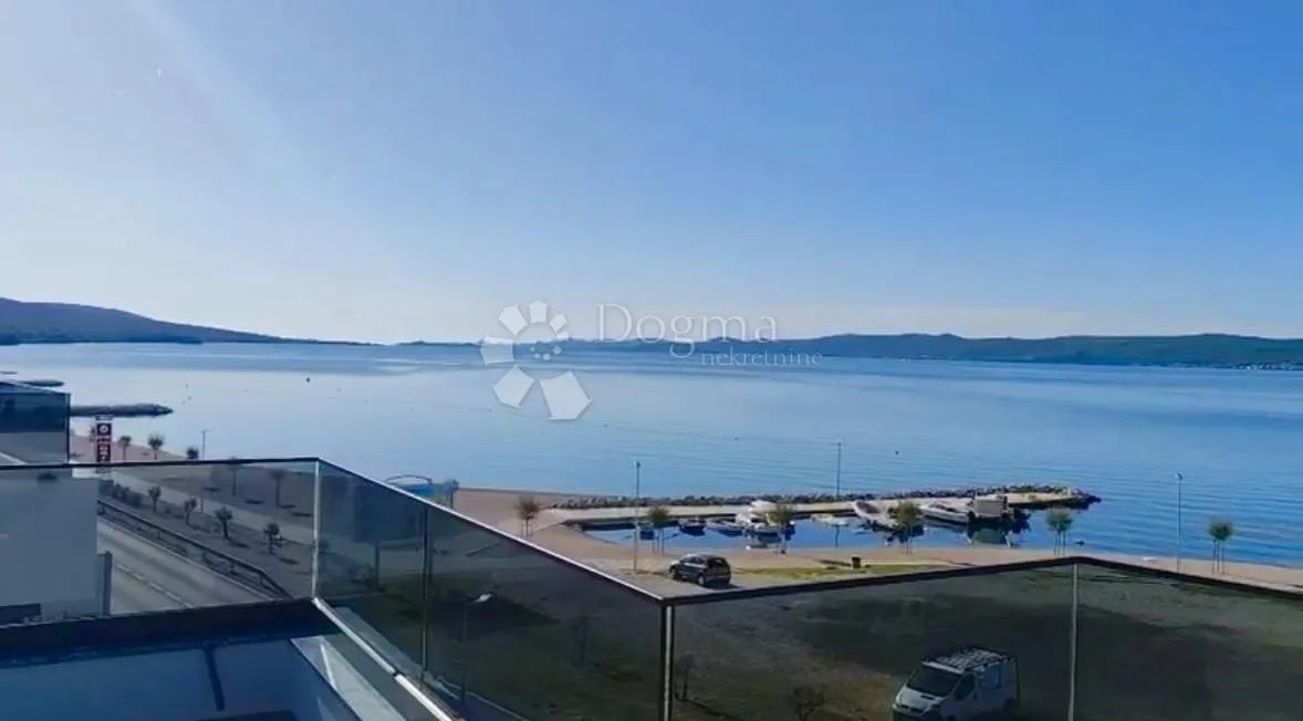 više od luksuza: penthouse s liftom, privatnom krovnom terasom i panoramskim pogledom u prvom redu do mora - slika 2