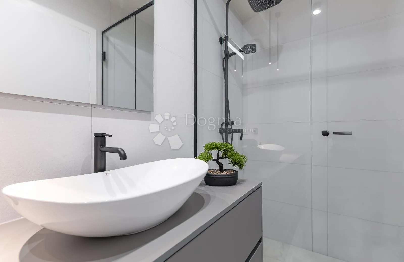 crno, zadar -luksuzan trosoban stan - prizemlje s bazenom 100 m² - slika 12