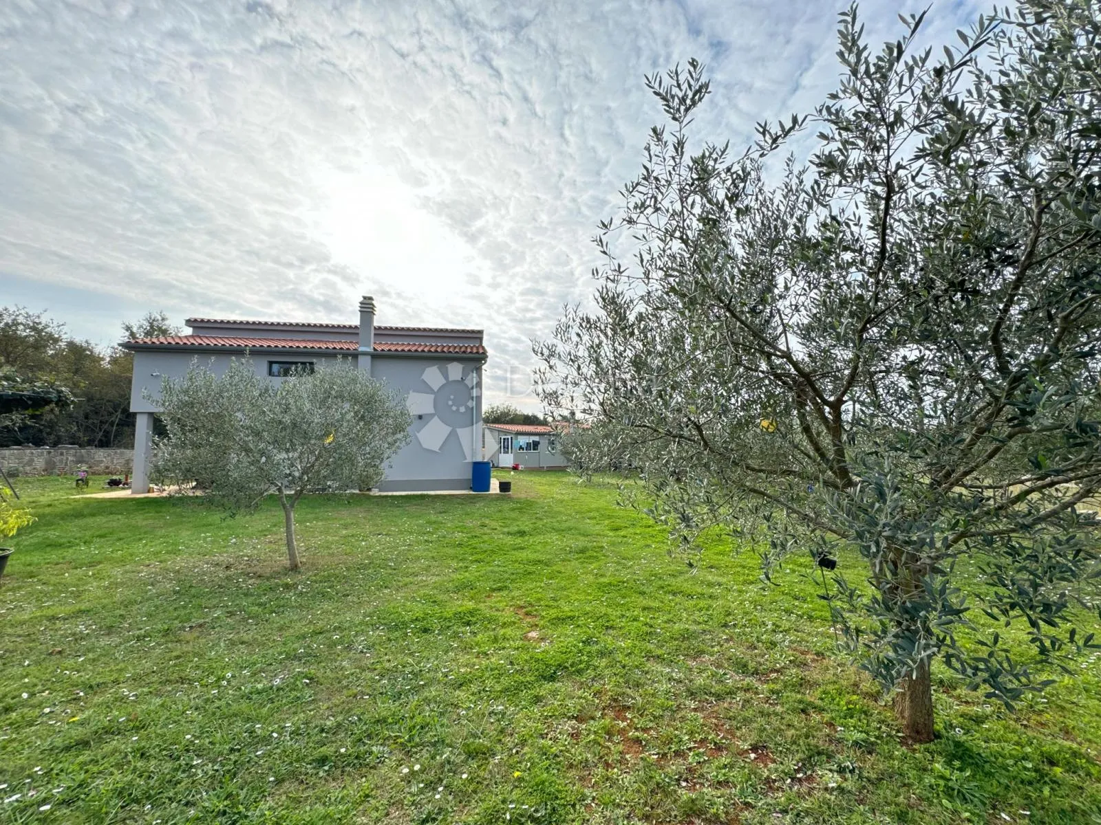 prekrasna kuća na osami okružena prirodom - slika 2