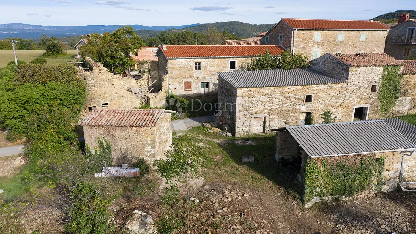 kompleks kuća u centru istre sa pogledom na jezero - slika 5