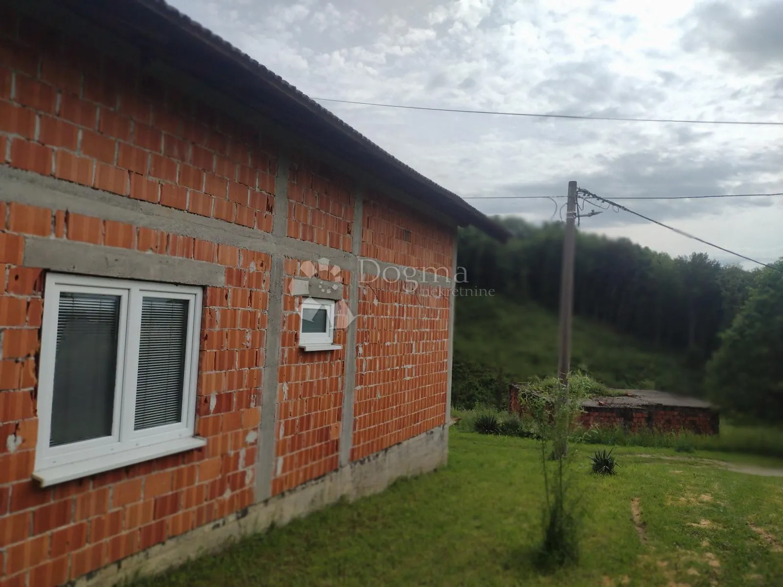 kuća s ogromnom okućnicom u komadu blizu d1 - slika 3